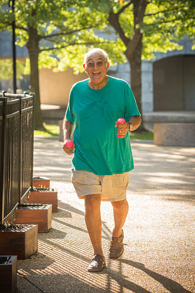 Hispanic man walking in park, Hispanic Mann zu Fuss im Park