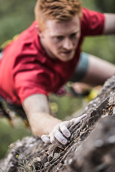 Caucasian man rock climbing, Kaukasischer Mann Klettern