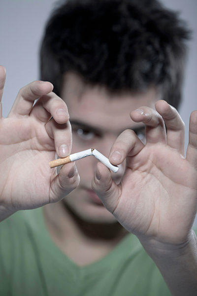Caucasian man snapping cigarette, Kaukasischer Mann Schnappen Zigarette