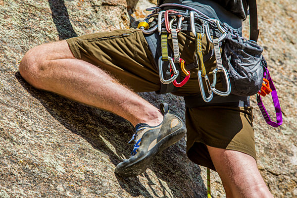 Carabiners on Caucasian man climbing rock, Karabinern auf kaukasischen Mann Kletterfelsen