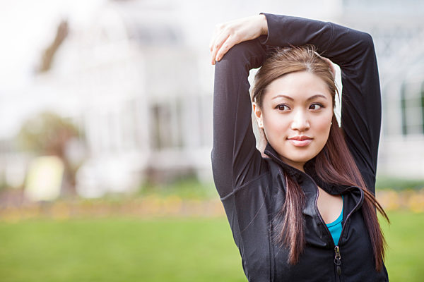 Asian woman with arms above her head, Asiatische Frau mit den Armen ueber ihrem Kopf