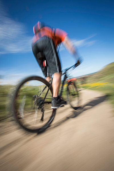 Blurred view of man riding mountain bike, Verschwommene Sicht des Menschen Reiten Mountainbike