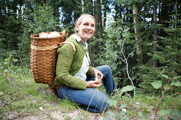 Woman foraging for mushrooms in forest, Frau Nahrungssuche fuer Pilze im Wald