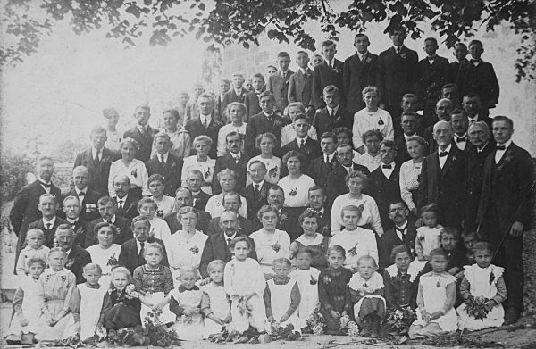 Group picture of an extended family with a family celebration, in 1920, Germany  /  Gruppenbild einer Gro?familie bei einer Familienfeier, 1920, Deutschland, Historisch, historical, digital improved reproduction of an original from the 19th century / dig