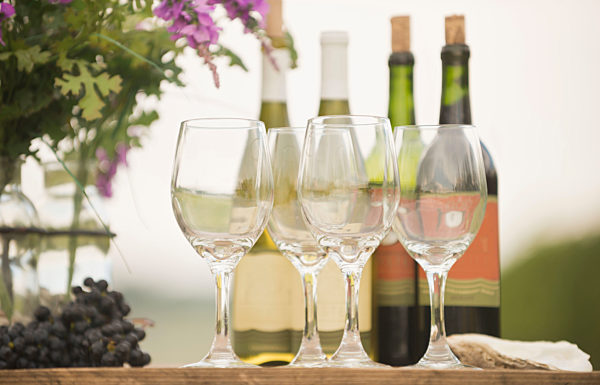 Wine bottle, grapes and glasses on table outdoors, Weinflasche, Trauben und Glaeser auf dem Tisch im Freien