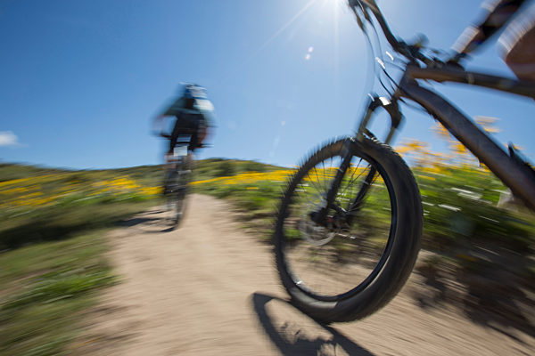 Blurred view of men riding mountain bikes, Verschwommene Sicht der Maenner Reiten Mountainbikes