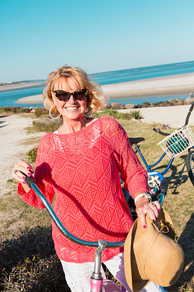 Caucasian woman riding bicycle on beach, Kaukasische Frau Fahrrad Reiten am Strand