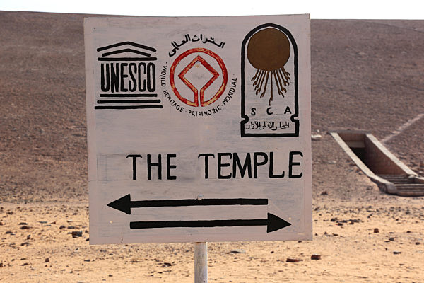 Tempel Abu Simbel, Schild mit Pfeilen die den Weg zeigen und das UNESCO-Weltkulturerbe Zeichen, Oberaegypten, Afrika