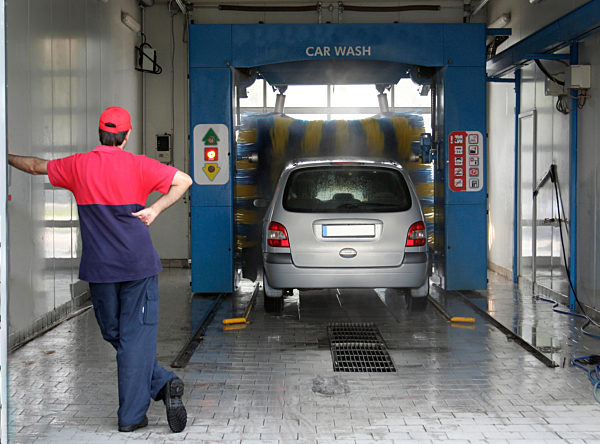 Auto in der Waschanlage