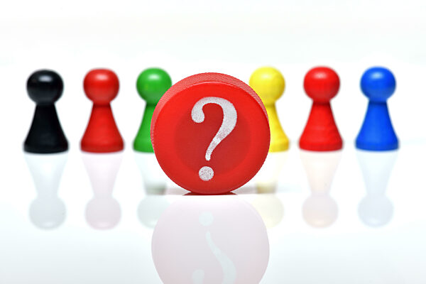 Spielfiguren in den Farben der gr??ten deutschen Parteien und Fragezeichen, Symbolfoto Bundestagswahl und Koalitionsverhandlungen