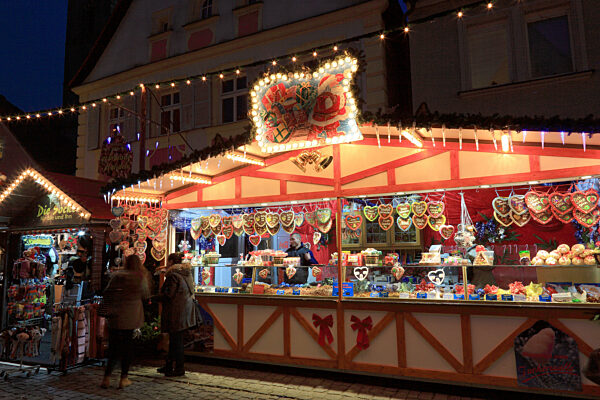 Verkaufstand fuer Suessigkeiten, Lebkuchenherzen, Weihnachtsmarkt in Forchheim, Oberfranken, Bayern, Deutschland