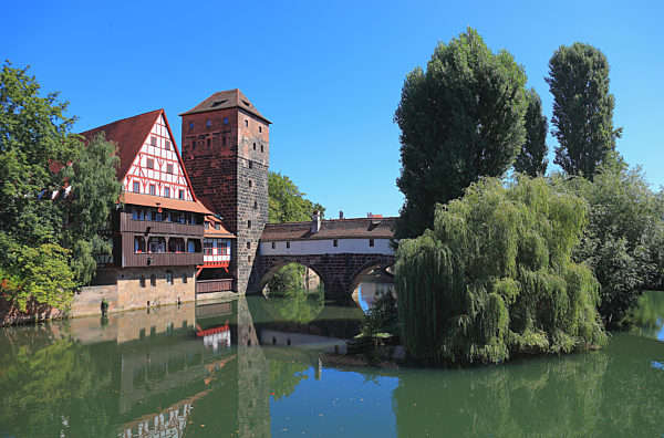 In der Altstadt von Nuernberg, Weinstadel und Wasserturm, Bruecke ueber den Fluss Pegnitz