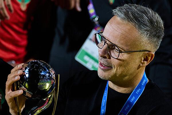 Monate vor WM: Marokkos Erfolgstrainer Regragui tritt ab Wenige Monate vor der FIFA-Weltmeisterschaft 2022 tritt Erfolgstrainer Walid Regragui überraschend bei der Marokkanische Fußballnationalmannschaft zurück. Er sagt, die Mannschaft brauche „neue Energie und eine neue Vision“. Neuer Trainer wird Mohamed Ouahbi, der zuletzt die U23 trainierte.