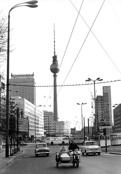 Blick von der Prenzlauer Alle in Richtung Alexanderplatz in Berlin-Mitte...