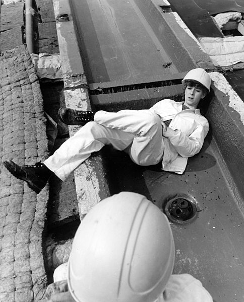 Ein weiblicher Lehrling unterhält sich während der Pause auf der Baustelle...