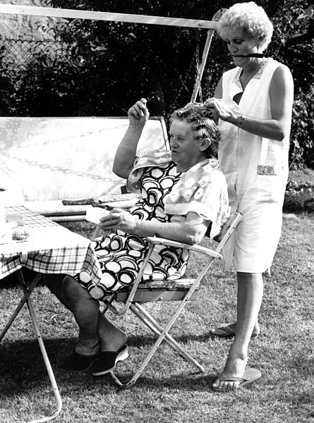 Auch im Alter will man schick aussehen: Eine ältere Dame lässt sich im...