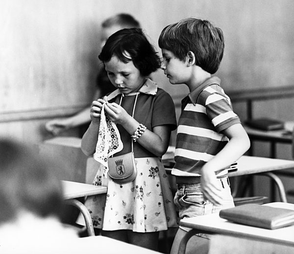 DDR - Erstklässler in der Schule