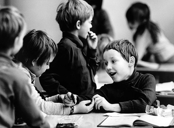 DDR - Erstklässler in der Schule