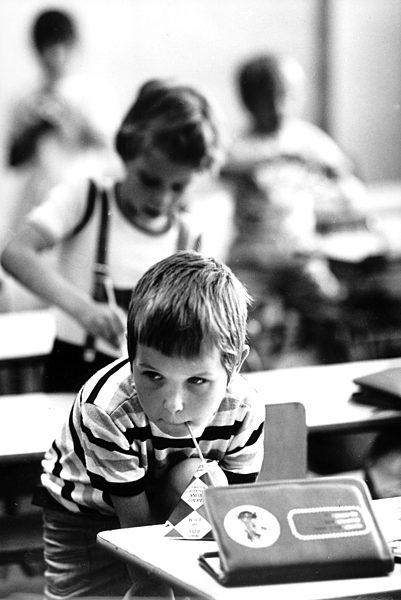 DDR - Erstklässler in der Schule