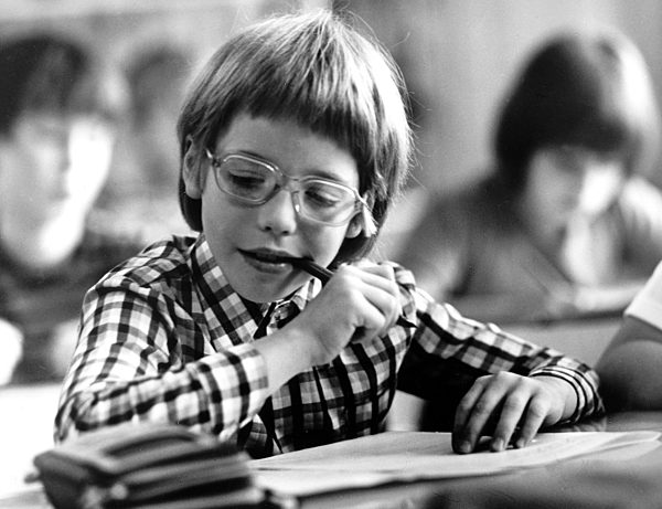 DDR - Erstklässler in der Schule