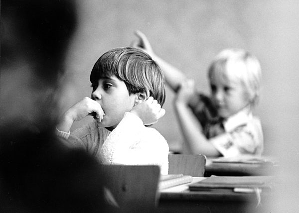 DDR - Erstklässler in der Schule