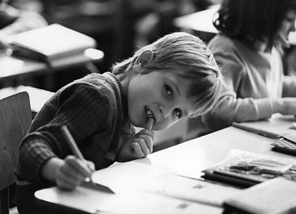 DDR - Erstklässler in der Schule