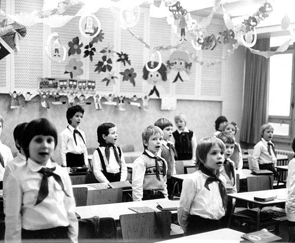 DDR - Erstklässler in der Schule