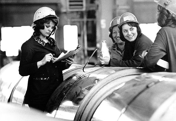 Auch Frauen sind im Eisenhüttenkombinat Ost (EKO) beschäftigt...
