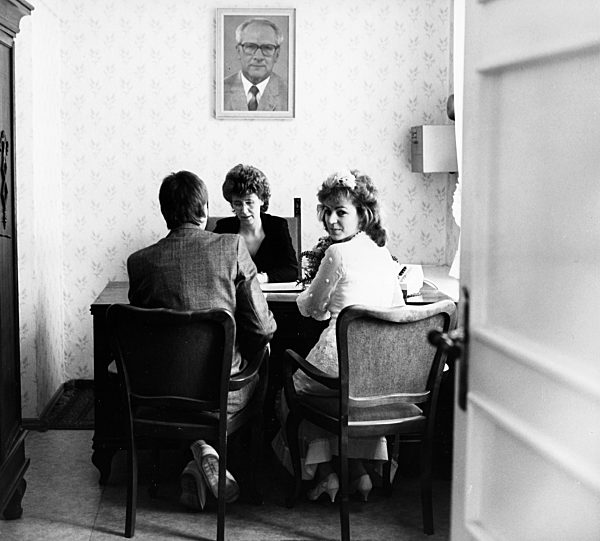 Zwei sich liebende Menschen haben sich auf dem Standesamt eingefunden...