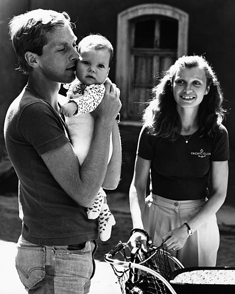 Ein Familienvater hält liebevoll sein Kind in den Armen...