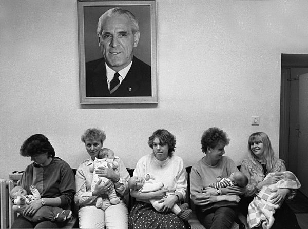 Unter dem Bild von Willi Stoph, Vorsitzender des Ministerrates der DDR...