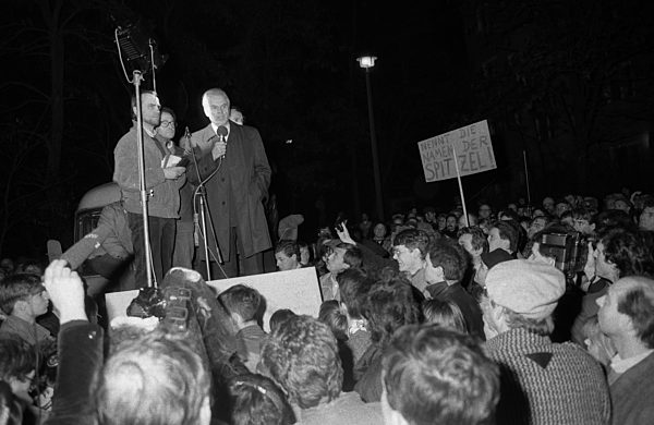 Der Vorsitzende des Ministerrates der DDR, Hans Modrow, spricht am 15.01...