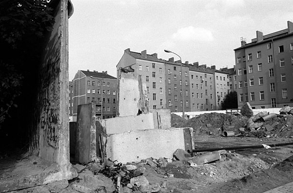 Mit dem Fall der Mauer am 09. November 1989 gehören diese Grenzanlagen der...