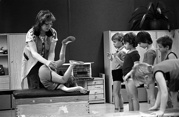 Im 48. Kindergarten Lichtenberg in der Lincolnstraße in Berlin (Ost) kommt...