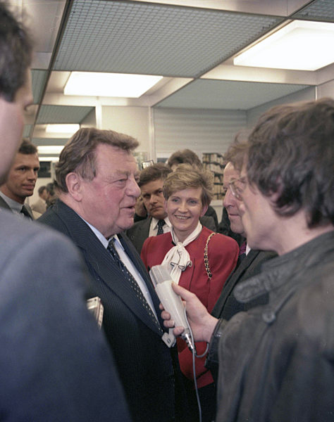 Der bayerische Ministerpräsident Franz-Josef Strauß (l...