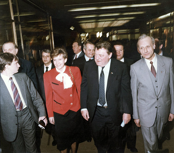 Der bayerische Ministerpräsident Franz-Josef Strauß (2.v.r...