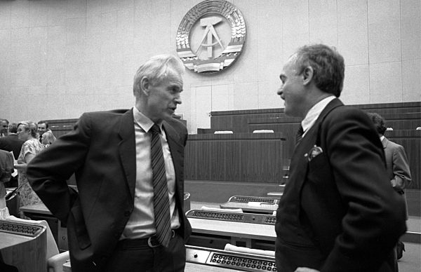 Die Volkskammer der DDR berät auf einer Sondersitzung am 08.08...