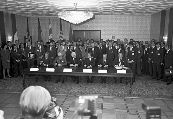 Zwei-Plus-Vier-Vertrag