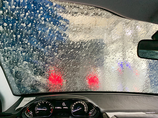 Auto in der Waschanlage