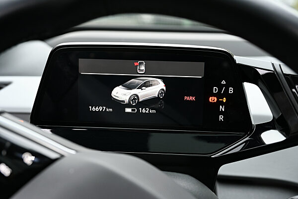 Display und Armaturenbrett am Lenkrad des VW ID.3