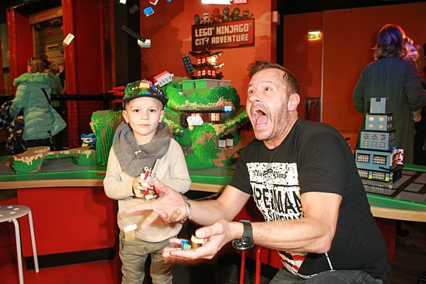 Grovüe LEGO NINJAGO -Tempel-Erv?ffnung im Legoland Berlin in Sony Center