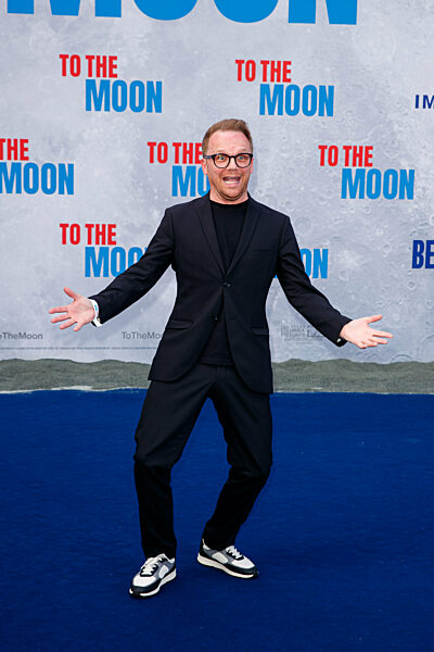 Premiere - To the Moon