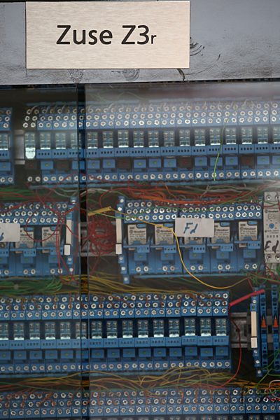 Horst Zuse stellt Nachbau erste Computer Z3 vor