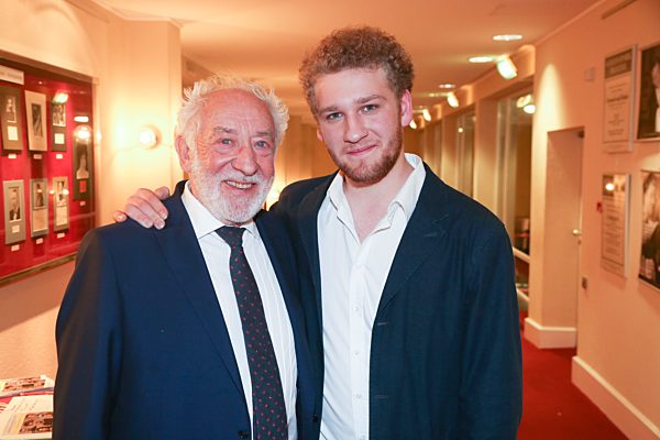 Johannes Hallervorden feiert Premiere im Schlosspark Theater