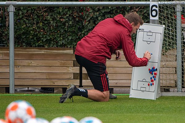 FC Bayern Muenchen Training, Saison 2021/2022 an der Saebenerstrasse. 121021