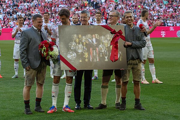 FC Bayern Muenchen vs. Borussia Moenchengladbach, Fussball, 1. Bundesliga, 33. Spieltag, 10.05.2025