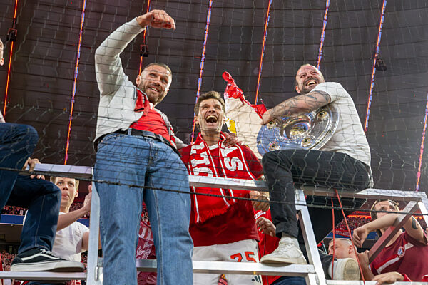 FC Bayern Muenchen vs. Borussia M?nchengladbach, Fussball, Bundesliga, 33. Spieltag, 10.05.2025