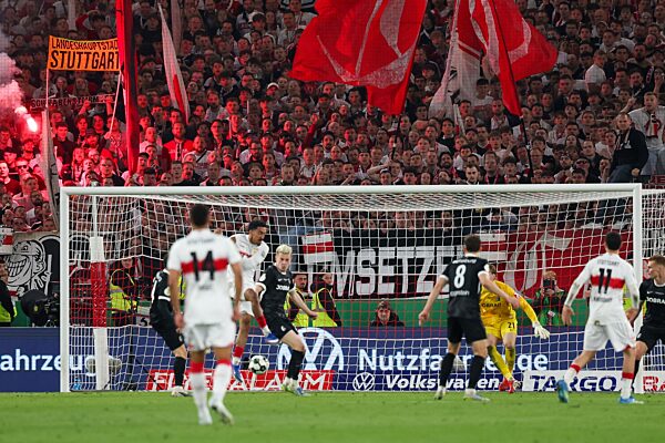 VfB Stuttgart vs. SC Freiburg, Fussball, Maenner, Bundesliga, Saison 2025/2026, DFB-Pokal, Halbfinale, 23.04.2026