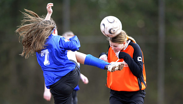 Kinder spielen Fußball