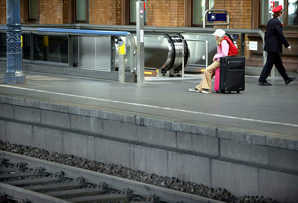 Eine junge Reisende wartet am Dienstag (10.07...